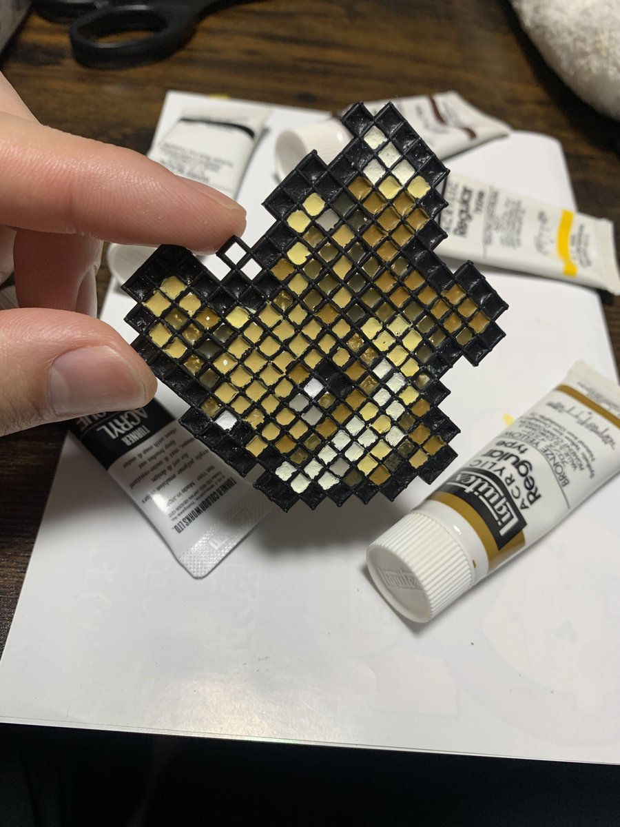 jou_x2's tweet photo. YouTubeで見た鉢底ネットを使ったドット絵アクセサリーを作ってみた。
塗装面が荒かったり、穴が空いてたり失敗してるところは沢山あるが次は上手くできそう。 https://t.co/E54eIyYcvl