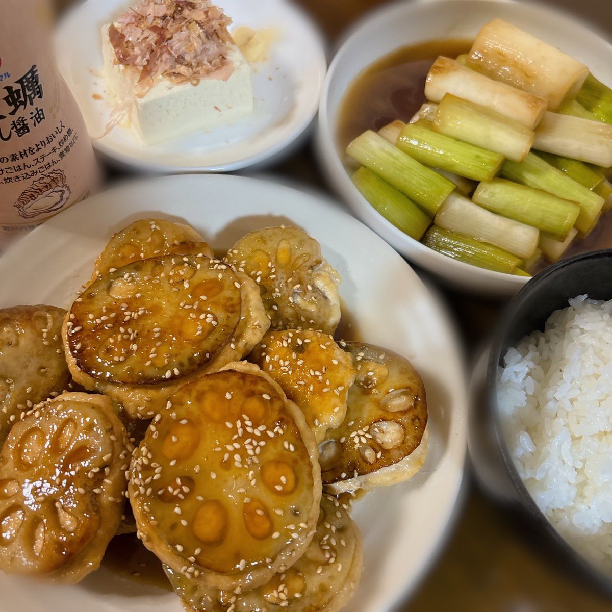 zuopan_'s tweet photo. ご飯
レンコンの挟み焼き
長ネギの焼きびたし
冷奴

料理酒終わったからアサリの酒蒸しは明日へ

#DBD料理部 https://t.co/ahNXUjWbgH