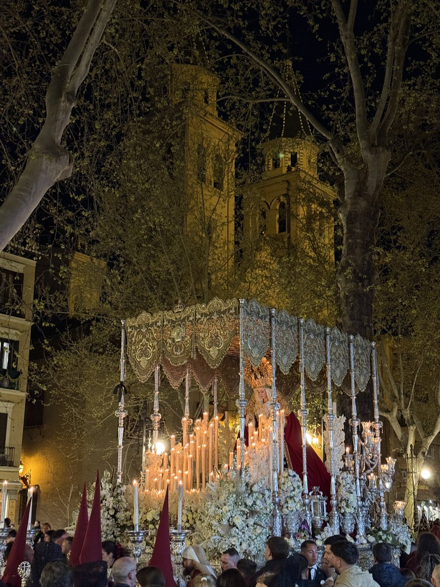 ValverdeRios26's tweet photo. Eres blasón y estandarte,
Misericordia a manos llenas
la escogida por Dios Padre
y del zaidinero ¡bandera!

Eres la noche revuelta,
Cuando el barrio te enarbola,
Y al cruzar las fuentes de vuelta
Ante ti misma claudican
Hasta las propias farolas.

(Pregón Lunes Santo 2026) https://t.co/4sBqippbYb