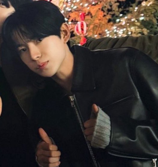 yurikunomin's tweet photo. #yuriku mini au where, after working late at the office on a friday night, maeda riku takes a shortcut through the streets of hongdae, only to stumble upon a drunk boy. but why is he crying so hard? having always had a soft heart, riku couldn’t just ignore it. https://t.co/pYKuu19s2T