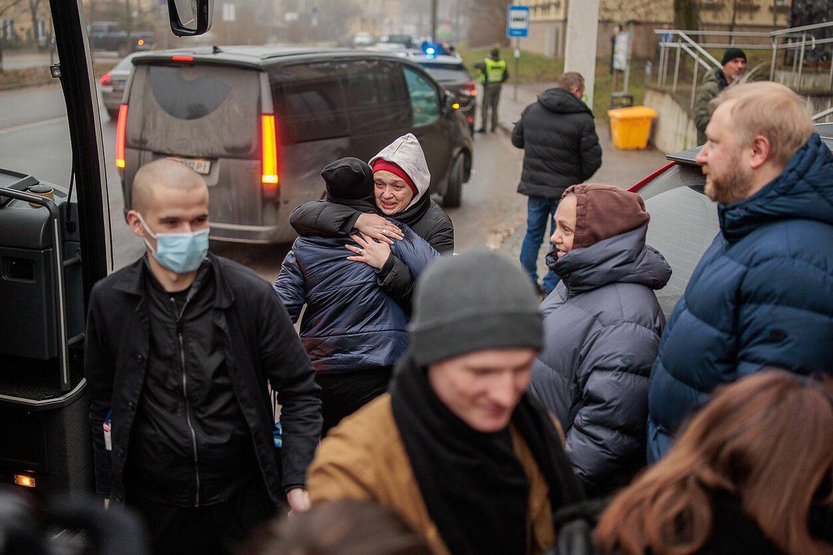 PavelLatushka's tweet image. ❗️Released political prisoners who were forcibly expelled from Belarus are having their passports revoked.

A vengeful Lukashenko continues his vile repressions against former political prisoners, only now in a different form and beyond Belarusian borders.