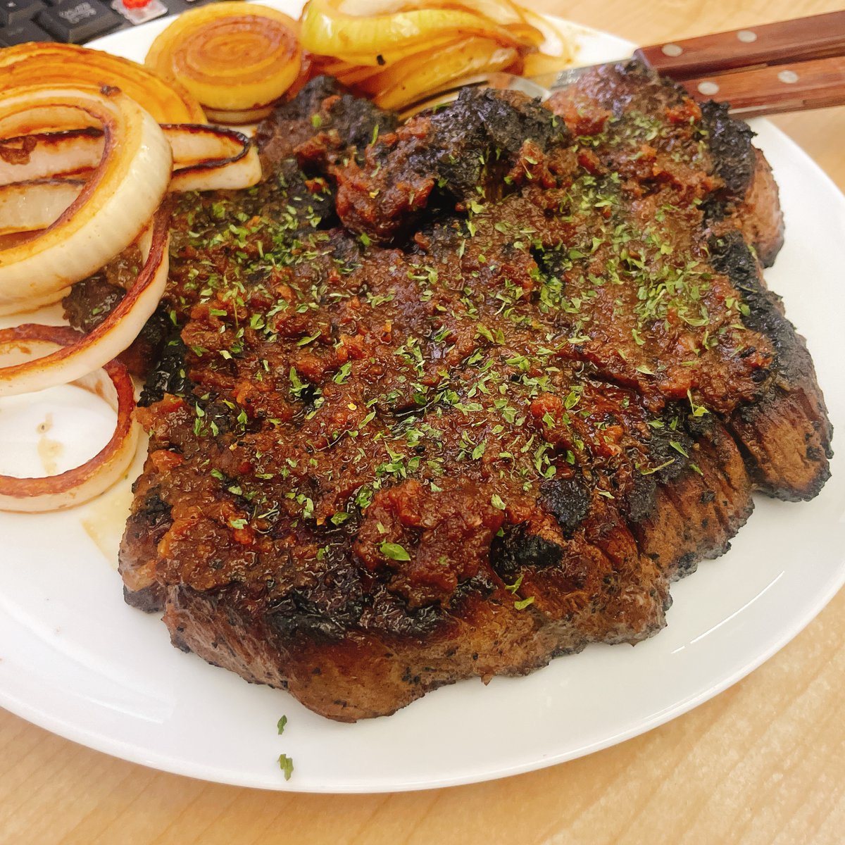 わいも肉焼けるで…
むしろ焼かせてほしい
自前でウェーバーも持ってるで!
デカい肉……
焼ぎだい゛ッッッ!!!! 