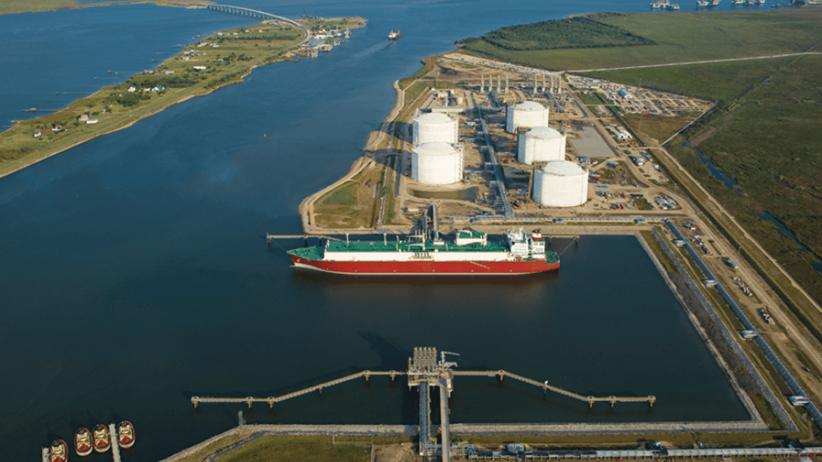 gasworld's tweet photo. Golden Pass LNG, an 18 million tonnes per annum (mtpa) liquefied natural gas (LNG) export facility, has achieved first LNG production from Train 1 at its Sabine Pass, Texas site. https://t.co/6gMhoqJ5CV #gasworld #industrialgas https://t.co/K1Bb1rYyvp