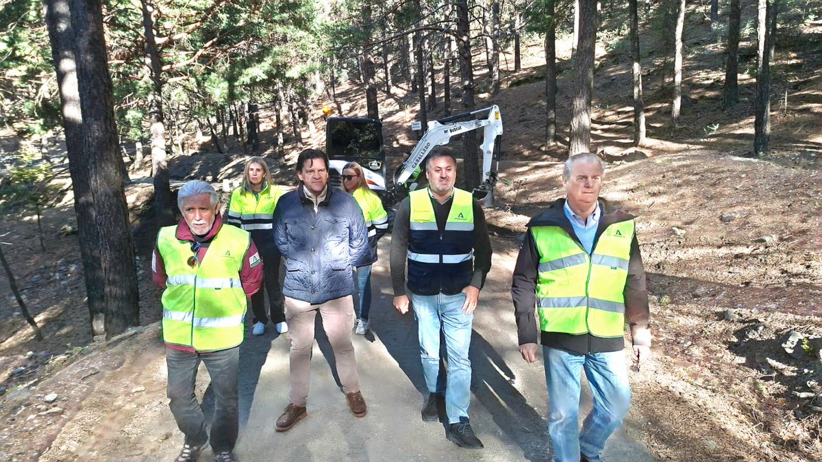 JuntaGranada's tweet photo. El delegado territorial de Sostenibilidad y Medio Ambiente, @ManuelFGranada, visita las actuaciones de emergencia en el Parque Nacional de Sierra Nevada que devuelven la operatividad al camino forestal entre Soportújar y Cáñar https://t.co/pTAmkt3OVw