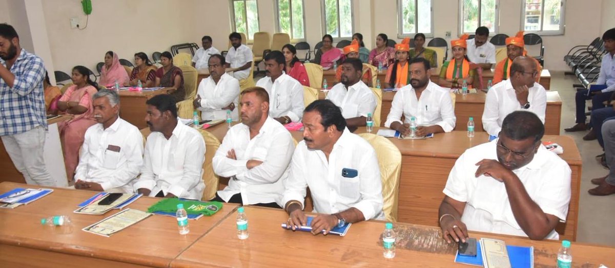 GpkOfficial_'s tweet image. మున్సిపల్ చైర్ పర్సన్ గడ్డం అనన్య గారి ఆద్వర్యంలో ఈరోజు జరిగిన వికారాబాద్ పురపాలక సంఘం వార్షిక బడ్జెట్ సమావేశంలో ఎక్స్ అఫిషియో హోదాలో పాల్గొన్న తెలంగాణ రాష్ట్ర శాసనసభాపతి,వికారాబాద్ నియోజకవర్గ శాసనసభ్యులు శ్రీ గడ్డం ప్రసాద్ కుమార్ గారు.

#vikarabad #vikarabadmunicipality