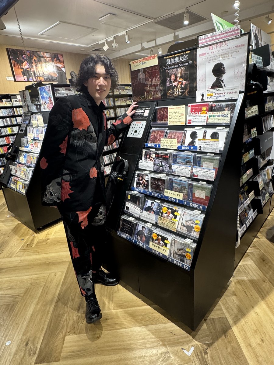 TowerShibuyaCL's tweet photo. #タワ渋クラシック
#タワ渋訪店
【#大森駿音】
#Overtake
ヴァイオリニスト大森駿音さんがデビュー盤「Overtake」のご共演者とともに本日ご来店くださいました!
ご来店の記念に写真撮影いたしました。
またコメントカードにメッセージをお書きいただきましたので、皆さま、是非ともご来店ください!
イベントも決定しておりますので是非ともお越しください!
■場所 TOWER CLASSICAL SHIBUYA (タワーレコード渋谷店8F)
■日時 2026年4月11日(土)15:00~
■出演
大森駿音(ヴァイオリン)
#山本爽楽(ピアノ)
#谷川萌音(チェロ)
■イベント内容 ミニライブ&サイン会
【対象商品】
・アーティスト名:大森駿音
・発売日:3月20日(金)(渋谷店限定販売)
・タイトル:『Overtake』
・品番:OMOR-001
イベント詳細はコチラ⇒
https://t.co/O69KGoWjNG
(YH)
@TOWER_Classic