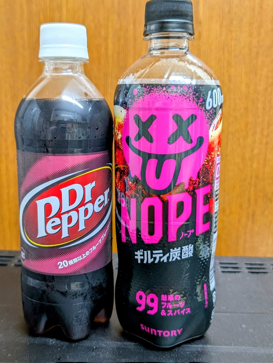 t2c3517's tweet image. こんばんは🌃
Dr Pepperが好きな私は、ギルティは
？🤔だったのですが、何か気になる味で、やみつきになってしまったのだろうか？これで4本目の購入です😅
Dr Pepperと飲み比べてみたくて、
両方購入してみました😅
ギルティはフルーツフレーバーが強い？
#ギルティ
#Dr Pepper
#ドクターペッパー