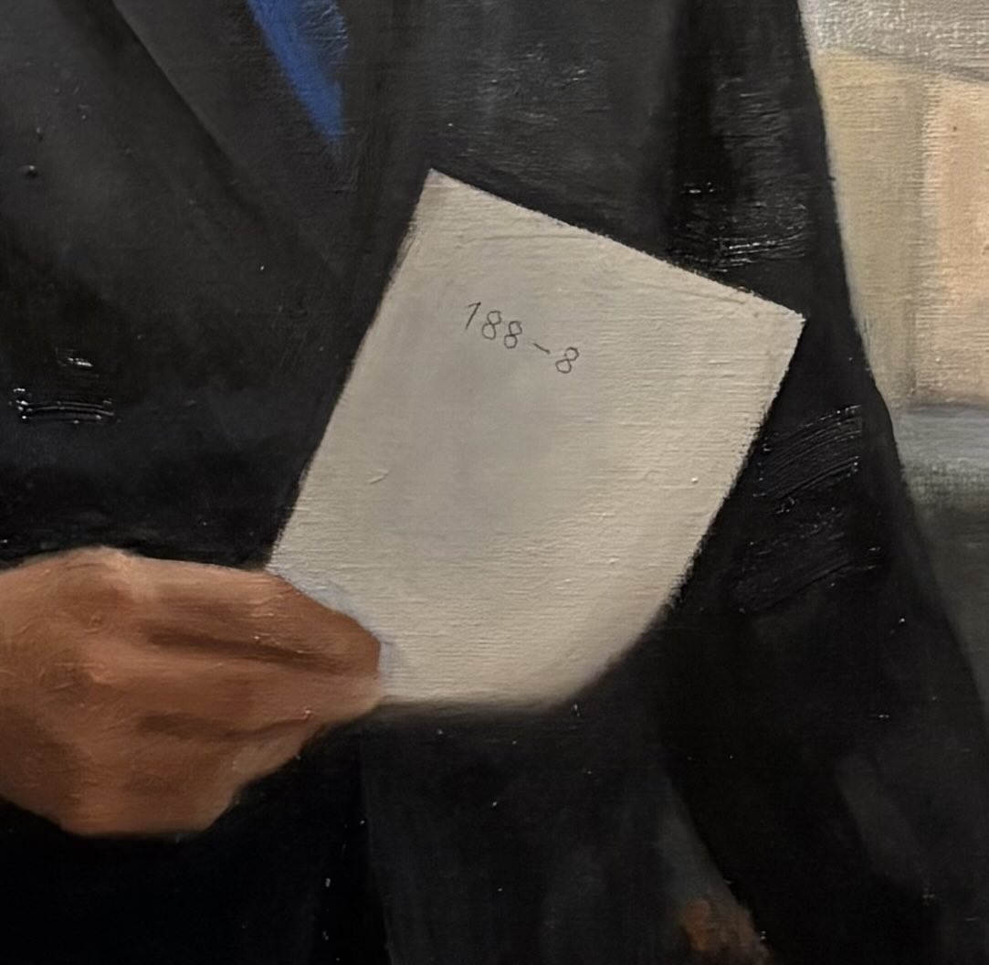 Image for the Tweet beginning: 【フィンランドのトリビア④】
フィンランドの元首相で国会議長も務めたマッティ・ヴァンハネン氏の議長肖像画、
彼が持っている紙の裏には１８８ー８の数字が書かれています。

この数字はフィンランドがNATO加盟を決めた時の議会の賛成、反対の数。
肖像画に載せるところ、議長としての思いが。 