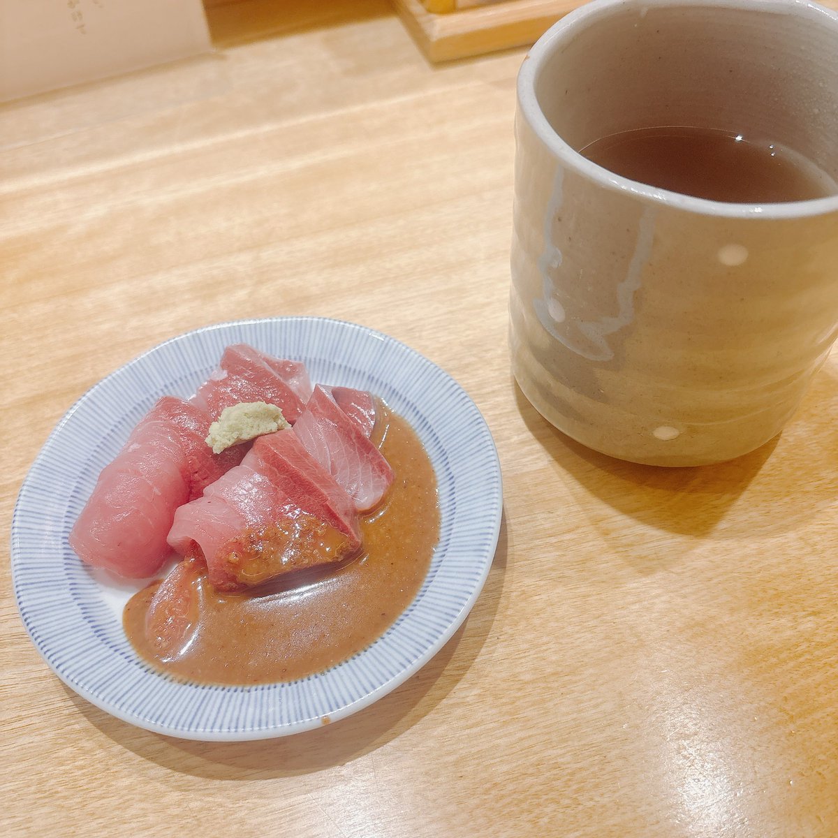 OL_meshi's tweet photo. 【六本木】日本橋海鮮丼 つじ半
梅 1,350円
日本橋なら大行列のこのお店、夜ミッドタウンに寄ったら待ちなしで入れました❤️
山盛り海鮮丼にお刺身付き🐟
最後お出汁いれていただいて、お茶漬けのように食べました🫶
色んな海鮮が口の中で素敵なマリアージュ🪄さすが名店🥺絶品でした！ https://t.co/XkqZJoYNuO