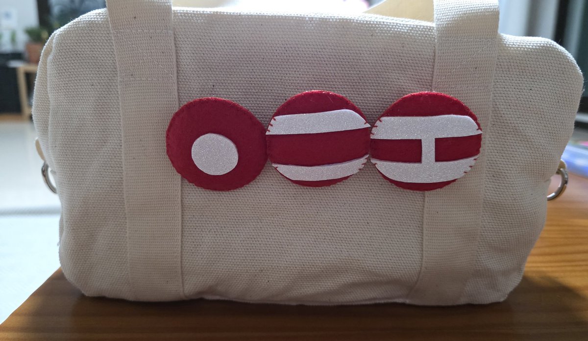 <a href="/winter_V_bear/">뷔적당근</a> 
콘서트백받았어요 너무가벼운데 실용성대박
안쪽공간도넓고 지퍼달아준주머니도있어서
귀중품넣기도 좋을것같아요
콘서트때뿐아니라 평소에도 잘사용할것같아요
이것저것 달아봤는데 더 예뻐졌어요
공구해주셔서  감사합니다  😊😊