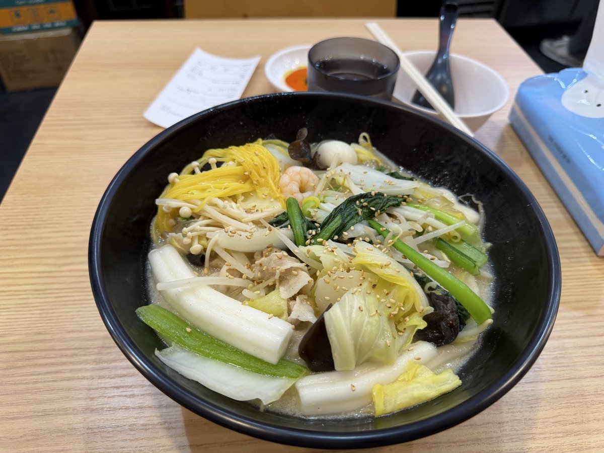 moco0093's tweet photo. 今日で今年度が終わって、保護者の前で爆泣きかましてきた✌️
キャラが濃い子たちで、印象残りすぎて、もう会えないかと思うと寂しすぎて心にぽっかりと穴が空いた感じがする🥲
明日から新年度とか気持ち追いつかないよぉぉぉっっっ
とりあえず麻辣湯食べて気持ち切り替えます🤚笑 https://t.co/iuMs4JBY8L