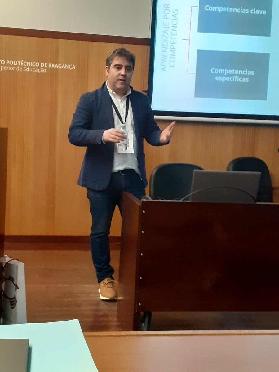 openSTEAMgroup's tweet photo. José Manuel Diego-Mantecón imparte la plenaria “Enseñar y aprender Matemáticas en contexto: del enfoque STEAM a escenarios aplicados” en @spiem_pt 🇵🇹 🌿🔭💡

En el marco del proyecto Erasmus+ #STEaiM_CT

#EducaciónMatemática #STEAM #Erasmus+ https://t.co/xWxgX5LK2N