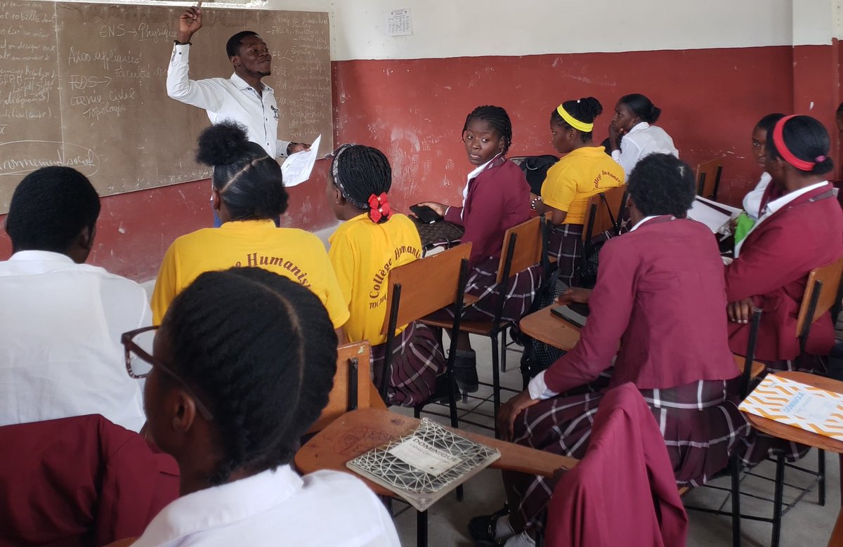 PierreMarcBAPT1's tweet photo. L'#OSEJ a outillé, orienté plus de 25 élèves du NS4 au Collège Humaniste de Canaan 3 ! 🎓 Sous le leadership de Melky Cherami, cette séance d'orientation a permis aux jeunes de mieux définir leur avenir professionnel et de faire choix éclairés et prendre leur vie en main. #POJ https://t.co/0eDwaLO2ZN