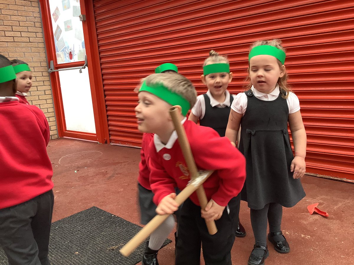 @HASNursery are acting out the First Easter story using Drama! 
Waving Palm Leaves…
Washing our feet….
Eating bread and drinking wine…
Carrying Jesus’ cross…

#EYFS
#EasterTime