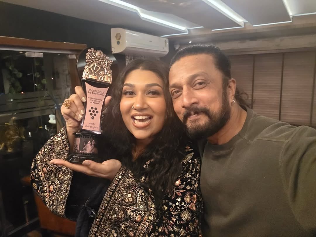 BDKSFAOfficial's tweet image. Exclusive Pic.!💥😍

Chandanavana Critics Awards 2026 🤩

Best Female Singer - Sanvi Sudeep ♥️

Congratulations @iamsanvisudeep 🏆

@KicchaSudeep &amp;amp; @iampriya06 &amp;amp; @iamsanvisudeep #Kiccha48 #BRB
#KicchaSudeep #BRBFirstBlood