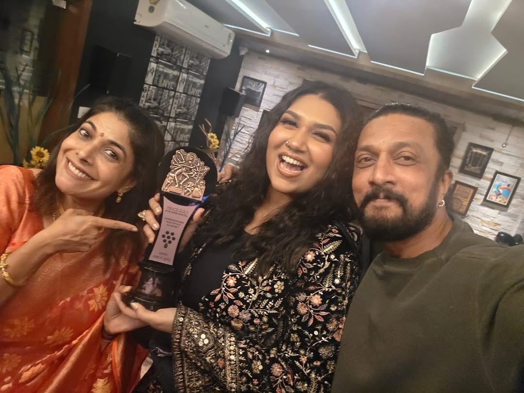 BDKSFAOfficial's tweet image. Exclusive Pic.!💥😍

Chandanavana Critics Awards 2026 🤩

Best Female Singer - Sanvi Sudeep ♥️

Congratulations @iamsanvisudeep 🏆

@KicchaSudeep &amp;amp; @iampriya06 &amp;amp; @iamsanvisudeep #Kiccha48 #BRB
#KicchaSudeep #BRBFirstBlood