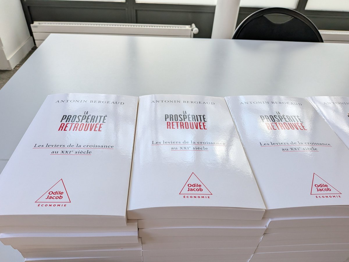 a_bergeaud's tweet photo. 👀👀 
Sortie le 8 avril https://t.co/OfEFqix9o7