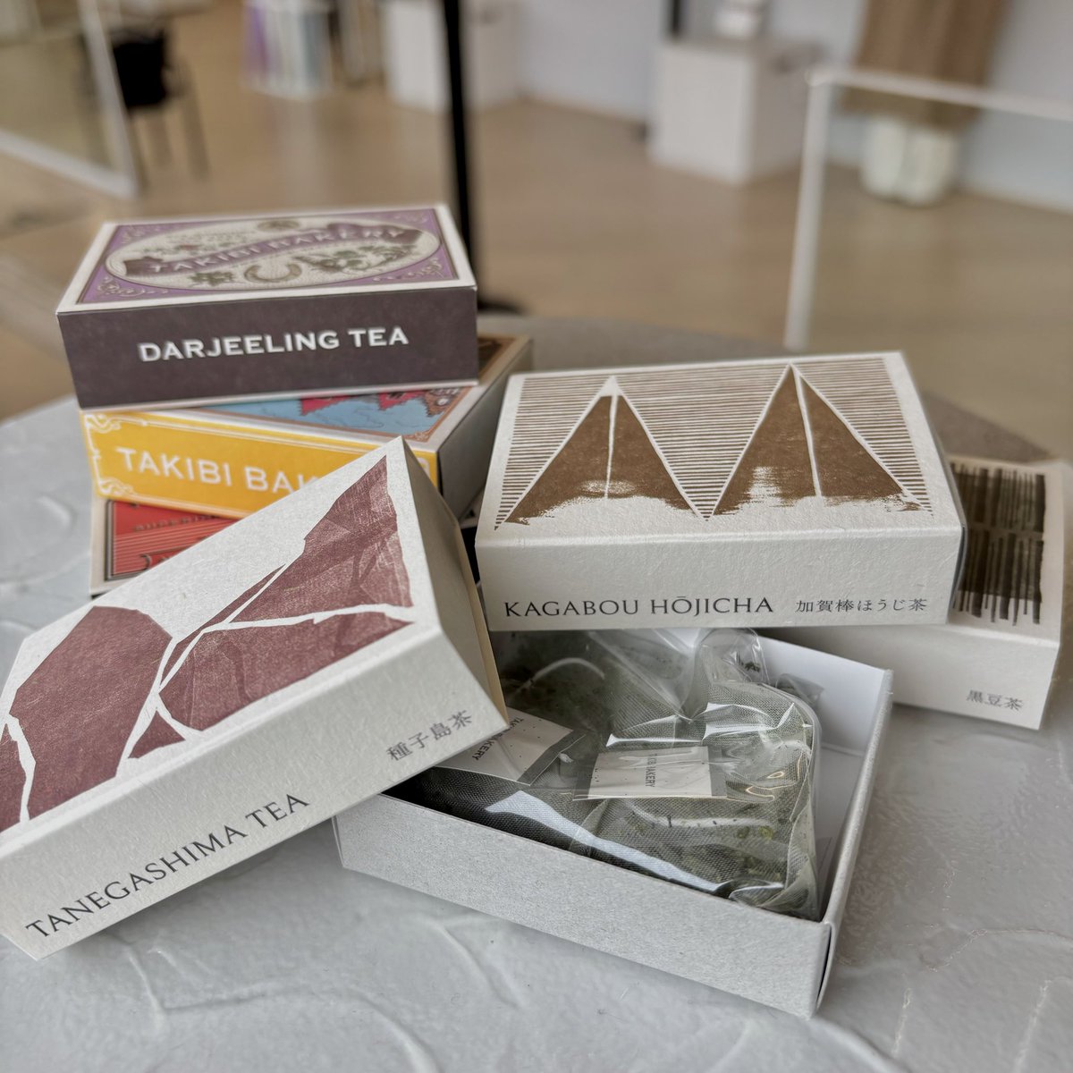 art_rectangle's tweet photo. 【🗾旅する日本茶🍵】入荷のお知らせ📢
「旅する紅茶」が当店でも大人気の、TAKIBI BAKERYさんから新商品が到着しました📦モダンでおしゃれな箱を開けると、加賀棒ほうじ茶や掛川茶などのティーバッグが入っています。日本各地のお茶でお家でゆったり旅気分🧳ぜひお買い求めください🍵 https://t.co/GHYJJiai1V