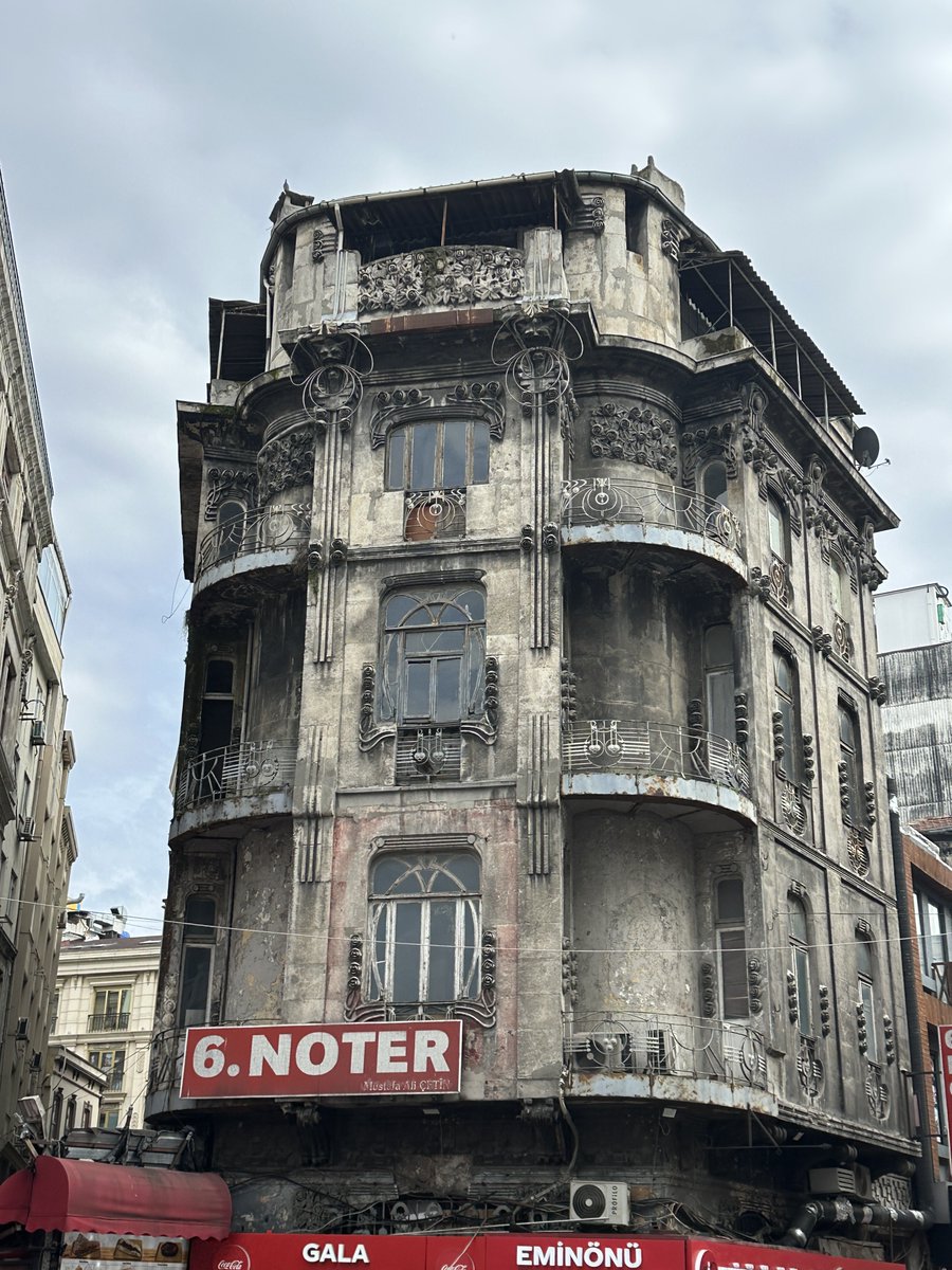 İstanbul’daki yüz yıllık tarihi bir binada asılı duran 'noter' ve 'kokoreççi' tabelaları: