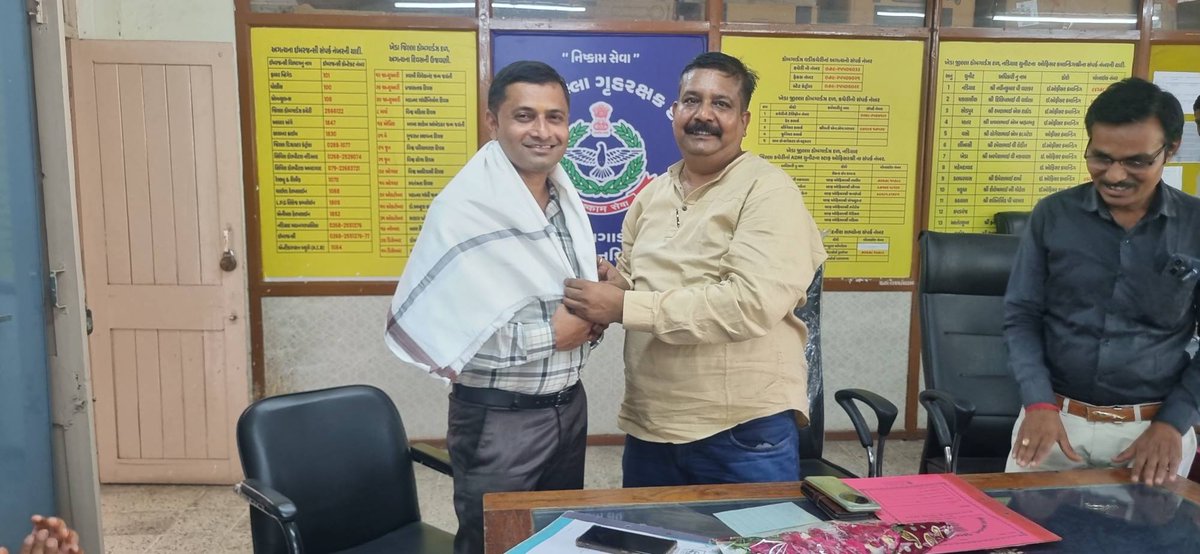 homeguard07's tweet photo. તા.30/03/2026ના રોજ અત્રેની જીલ્લા કચેરી ખેડા-નડિઆદ ખાતે ફરજ બજાવતા હેડ કલાર્કશ્રી વિજયસિંહ માલીવાડની અમદાવાદ પૂર્વ ખાતે બદલી થતાં આજ રોજ જિલ્લા કચેરી ખાતે તેઓનો વિદાય સમારંભ તથા અત્રેના જિલ્લામા હાજર થયેલ સીનિયર કલાર્કશ્રી પાયલબેન નીનામાનો સ્વાગત સમારંભ યોજવામા આવેલ હતો. https://t.co/jiBpmVJCFl