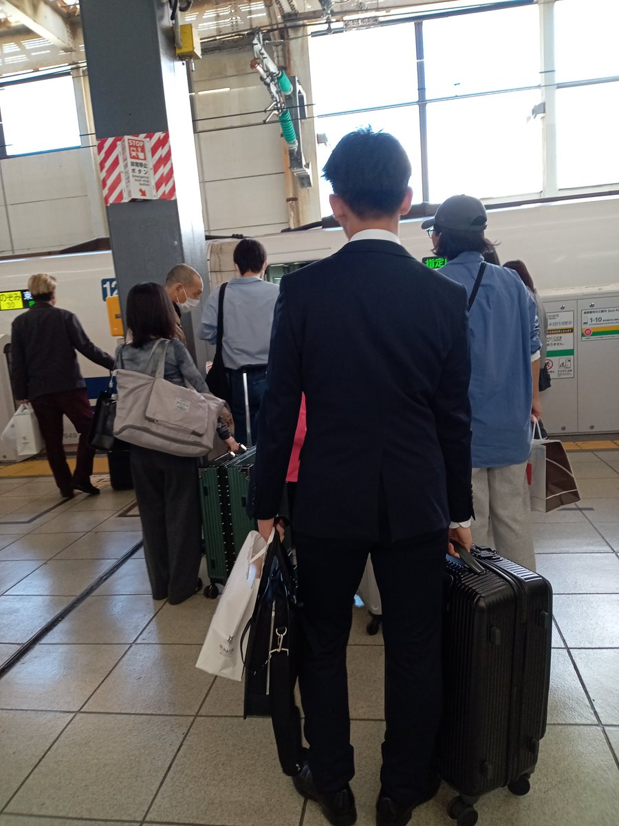 engawa2022's tweet photo. 今朝は雨の中、息子と広島駅へ。
明日から新入社員研修があるため、息子はお昼過ぎの新幹線で大阪へ。
新幹線の時間まで二人でミナモアをウロウロ。昨夜は親子喧嘩しながら、頑張れ、でも、どうしても駄目なときは別の道を探してもいい、そんな話をしました。 https://t.co/7gU92ifEm9