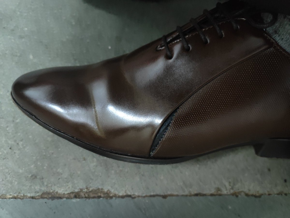eeshu97's tweet photo. Very disappointing experience with @MochiShoesIN &amp; @flipkartsupport
Purchased a pair f shoes which got torn within just 1hr of use clearly not genuine and poor quality 
What’s worse? Flipkart refused refund/replacement citing “open box delivery” policy, conveniently supporting. https://t.co/ZYAoMTko40