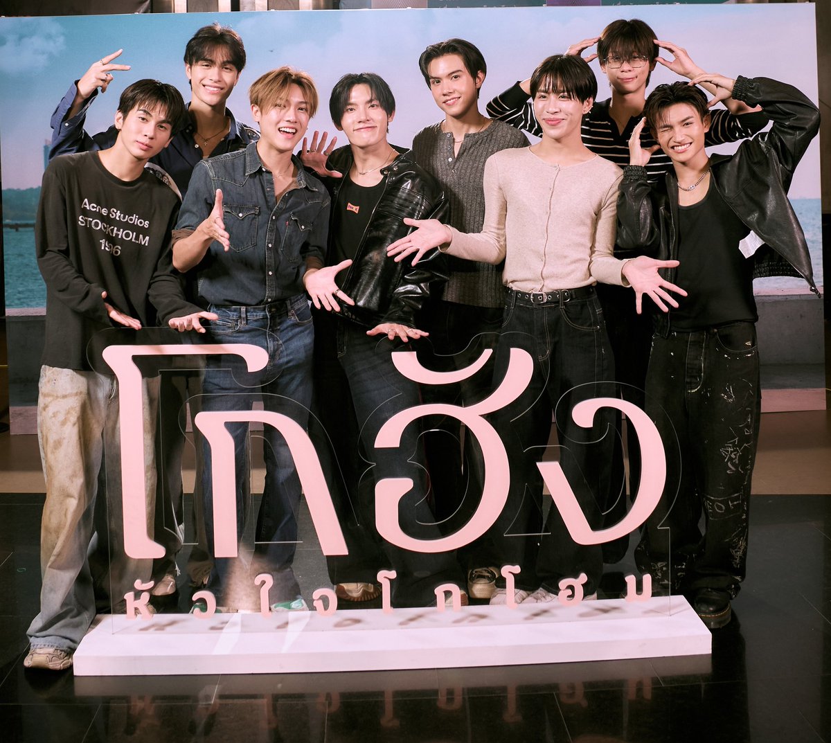 GDH จัดงานกาล่าพรีเมียร์ภาพยนตร์ #โกฮังหัวใจโกโฮม - เหล่าคนบันเทิง อาทิ ไบร์ท วชิรวิชญ์ #bbrightvc ไทย, จินวุค #BUSbecauseofyouishine มิน, อเล็กซ์, เจย์, อาโป, ชีส, แมดดอค, อ๊อตโต้, เฟรม #DICE_SONRAY ร่วมให้กำลังใจอย่างล้นหลาม

เรื่องราวของ ‘เจ้าโกฮัง’