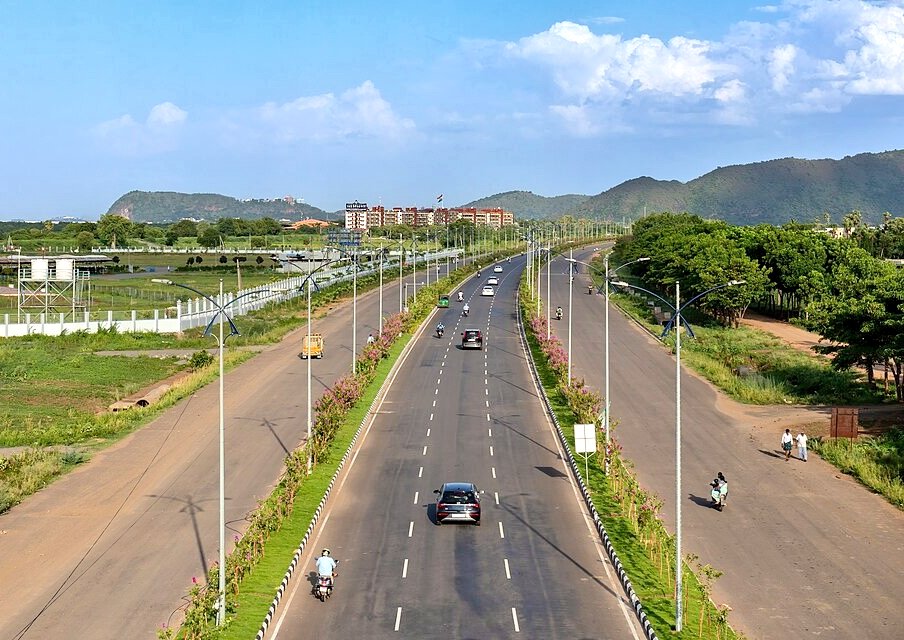 AmaravatiNexus's tweet image. 🚨 Avenue plantations planned along 640 km of roads in Amaravati.

🔹365-day flowering plants
🔹Shade and oxygen-giving trees
🔹Organic manure usage
🔹Special maintenance teams

Green city works are underway across Seed Axis and major roads.
#AndhraPradesh #Amaravati #Capital