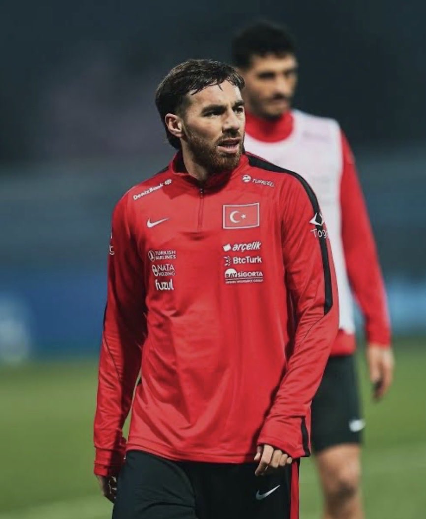 GalaSpace1905's tweet photo. 🚨Bugün milli takımın ilk 11'inde baskılara yenik düşen Montella'nın Orkun Kökçü'yü ilk 11'de başlatacağı konuşuluyor.  
Forvet hattında ise Romanya maçında hiçbir varlık gösteremeyen Kerem Aktürkoğlu var.  
Bu kritik son maçta baskılar sonucu oluşan ilk 11'i sizce doğru mu?
#millitakım #orkunkökçü #salı