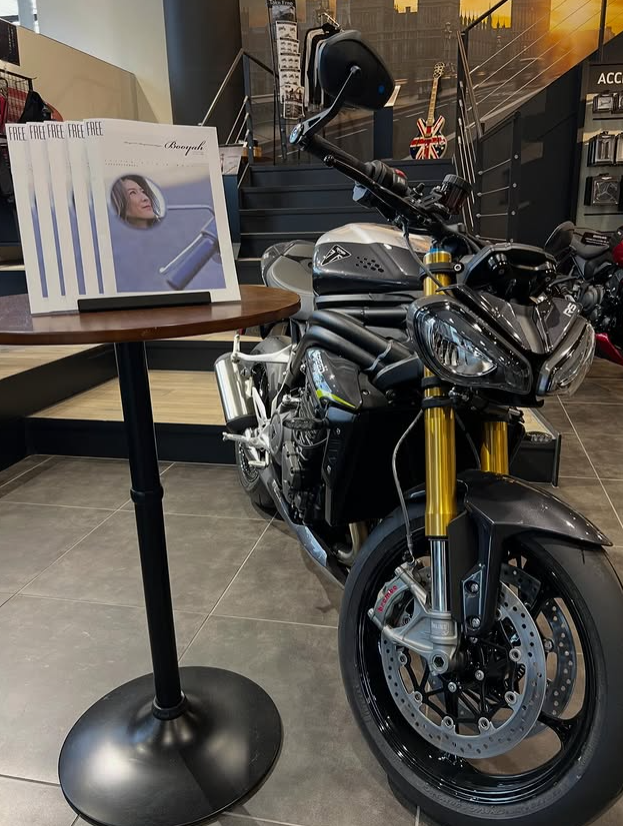 当社のofficial Friend &amp;Riderの采女華さんが手掛ける
フリーマガジン【Booyah】の最新号が発刊されました✨

モーターサイクルショーでGETした方もいらっしゃると思いますが、トライアンフ東京ショールームにもご用意しておりますので、ぜひご来店の際にはお持ち帰りください👌