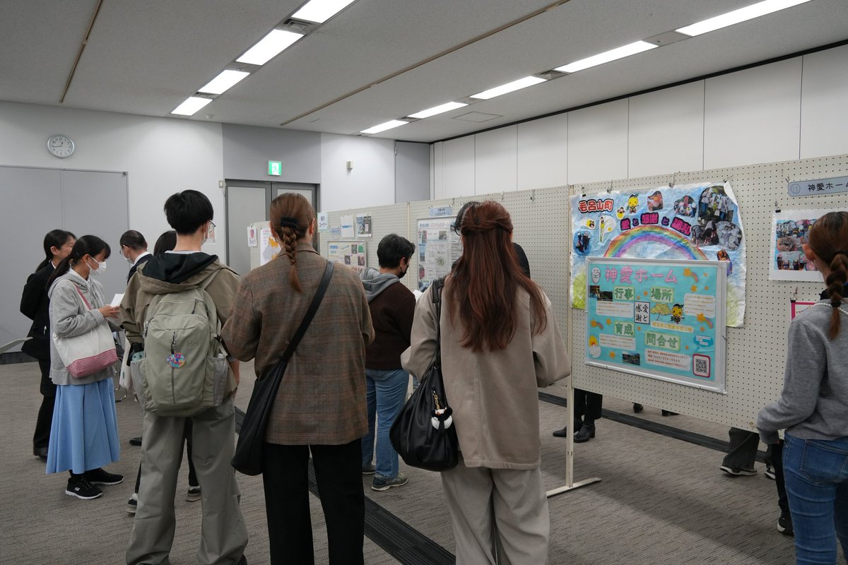 Chaibora_npo's tweet photo. 【活動報告】
埼玉県児童養護施設お仕事フェア2026が大盛況！

こんにちは！
3月27日、大宮ソニックシティ市民ホールにて、埼玉県児童福祉施設協議会との共催で「埼玉県児童養護施設お仕事フェア2026」を開催しました。埼玉県内21の児童養護施設が集結し、児童養護施設の仕事や現場のリアルを直接知ることができる1日となりました。

■ 21施設が集結！児童養護施設の“今”を知る1日

本イベントは、協議会が長年続けてきた取り組みをベースに、チャイボラの採用支援ノウハウを掛け合わせて内容をアップデートして実施しました。

保育士や社会福祉士、児童指導員（心理・教育・社会学部卒）を目指す学生の方はもちろん、無資格から挑戦したい方や、こどもに関わる仕事に興味のある方など、幅広い方にご参加いただきました。

当日は、なんと105名が来場！
会場では、参加者の皆さんが職員の話にじっくり耳を傾けながら、気になる施設のブースをいくつも回る姿が印象的でした。パンフレットやホームページだけでは伝わらない、現場で働く人の想いや日々の実践を直接聞ける時間となりました。

■ 社会的養護基礎講座 ― はじめての人でも参加しやすく

社会的養護基礎講座には、51名に参加いただきました。
「児童養護施設についてよく知らない」「まずは基礎から知りたい」という方に向けて、社会的養護の仕組みや施設の役割、こどもたちを取り巻く現状についてお伝えしました。

基礎講座に参加したことで理解が深まり、その後の施設ブースでも質問がしやすくなった様子が見られ、初めて参加する方にとって“入り口”となるプログラムになったようです。

■ なんでも相談ブース ― 一人ひとりに寄り添うサポート

「なんでも相談ブース」には18名に参加いただきました。
「どの施設の話を聞けばよいかわからない」「自分に合う施設ってどう選べばいいの？」といった疑問や不安について、スタッフが個別に相談対応を行いました。

参加者それぞれの関心や状況に合わせてブースの回り方を一緒に考えることで、施設選択のヒントを得る機会となり、安心してフェアに参加する後押しにもなっていました。

■ 展示パネルで感じる“施設の日常”

会場内には、各施設の展示パネルも設置しました。
実際の生活空間や行事の様子、こどもたちの日常が伝わる写真を通して、「働く場所」としてだけでなく、「こどもたちが生活している場」としての施設の雰囲気を感じてもらうことができました。

写真を見ながら職員へ質問する姿も多く見られ、ブースでの会話がより具体的になるきっかけにもなっていました。

■ 参加者＆職員の声 ― 響き合う“想い”

アンケートでは、参加者の皆さまから心強いメッセージをたくさんいただきました。

「ホームページには載っていないリアルな話を聞くことができ、働くイメージが具体的になった」

「児童養護施設は厳しい場所というイメージがあったが、こどもの意見を大切にしながら日々を過ごしていることを知り、印象がガラリと変わった」

「社会的養護を必要とするこどもや家族を支える仕事に、改めて強い魅力を感じた」

また、ブースを担当した職員の皆さまからも「自分たちの仕事の価値をあらためて見つめ直す機会になった」という声があがりました。会場全体が、未来の仲間を歓迎する温かく前向きなエネルギーに包まれていました。

■ 次の一歩は、現地見学へ！

今回のフェアは、あくまで「出会いの入り口」です。
写真や言葉だけでは伝えきれない、こどもたちの本当の笑顔や、施設に流れる穏やかな日常の空気感は、その場所に足を運んでこそ感じられるものです。

フェアをきっかけに関心を持ってくださった皆さま、ぜひ「現地見学会」へ一歩踏み出してみてください。各施設では、皆さまを温かくお迎えする準備が整っています。

ご来場いただいた皆さま、開催に向けて準備を進めてくださった埼玉県人材確保委員会の皆さま、そして当日ブース対応をしてくださった職員の皆さま、本当にありがとうございました！
この日生まれたつながりが、こどもたちの未来を支える大きな出会いへと広がっていくことを心から願っています。