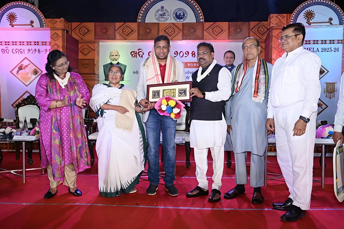 sabhyasha's tweet photo. Proud moment! 🚀
Our CEO, Sasank Sekhar Patro, was awarded for his contribution to mass onboarding of Khadi entrepreneurs onto ONDC at the Khadi Mela.

Grateful to Gokulananda Mallik, Rashmita Panda &amp; Sanjay Kumar Mishra for the recognition and support.

#ONDC #Khadi #MSME https://t.co/xgPUlwbPsx