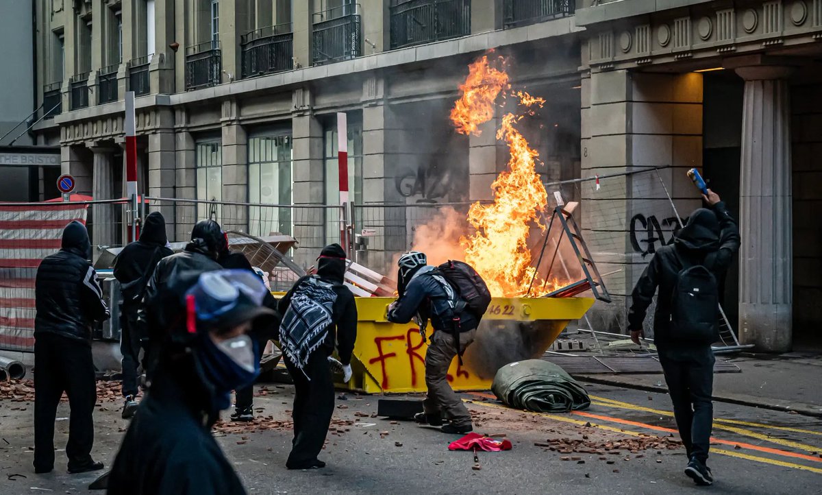 Junge_Tat's tweet photo. 🇨🇭 Mehrere Linksextremisten identifiziert, darunter auch Bundesangestellte

📸 Viele erinnern sich noch an die Bilder der Pro-Palästina-Demonstration in Bern im vergangenen Jahr. Beschädigte Einrichtungen, verletzte Polizisten und Sachschäden in Millionenhöhe prägten das Geschehen in der Berner Innenstadt. Für zusätzliche Aufmerksamkeit sorgte auch die Beteiligung etablierter linker Gruppen wie der JUSO oder des Klimastreiks. Bis heute ist eine klare und breite Distanzierung von den gewalttätigen Vorfällen weitgehend ausgeblieben.

🕵️‍♂️ Inzwischen hat die Kantonspolizei Bern zahlreiche Fotos veröffentlicht, auf welchen Personen zu sehen sind, die an den Ausschreitungen beteiligt gewesen sein sollen. Rund 30 von ihnen konnten laut Polizei bislang noch nicht identifiziert werden. An diesem Punkt wollen auch wir unseren Beitrag leisten.

🛡️ Die Wiederherstellung von Ordnung und Sicherheit auf Schweizer Strassen gehört zu unseren zentralen Anliegen. Deshalb haben wir unser Netzwerk aktiviert und konnten auf diesem Weg mehrere mutmassliche Linksextremisten identifizieren. Dabei sind wir auf verschiedene Personen gestossen, darunter auch einige bekannte Gesichter.

🏛️ Unter den identifizierten Personen soll sich auch eine Angestellte des EDA befinden, also des Eidgenössischen Departements für auswärtige Angelegenheiten unter Bundesrat Ignazio Cassis. Sollte sich das bestätigen, wäre das ein alarmierender Vorgang. Solche Verbindungen zwischen linksextremen Kreisen und staatlichen Strukturen werfen ernsthafte Fragen auf und zeigen, wie tief gewisse Missstände inzwischen reichen.

🔍 Linke Milieus wie jene in Bern dürfen nicht ignoriert werden. Sie müssen genau beobachtet und politisch wie rechtlich konsequent angegangen werden. Szenen wie jene in Bern dürfen sich nicht wiederholen.

📨 Wir werden die gesammelten Informationen an die zuständigen Behörden weiterleiten. Nun liegt es an der Kantonspolizei und an der Justiz, die beteiligten Personen zu identifizieren, die Vorgänge sauber aufzuarbeiten und die Verantwortlichen zur Rechenschaft zu ziehen.

🔴LINKE SÜMPFE TROCKENLEGEN!