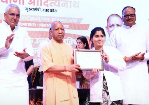IndiaNewsUP_UK's tweet image. लखनऊ 
किसान की बेटी बनी नर्सिंग ऑफिसर 
प्रियंका सिंह ने परीक्षा में हासिल की पहली रैंक 
मोहनलालगंज के स्टेट गोपाल खेड़ा निवासी  
#NursingOfficer #SuccessStory