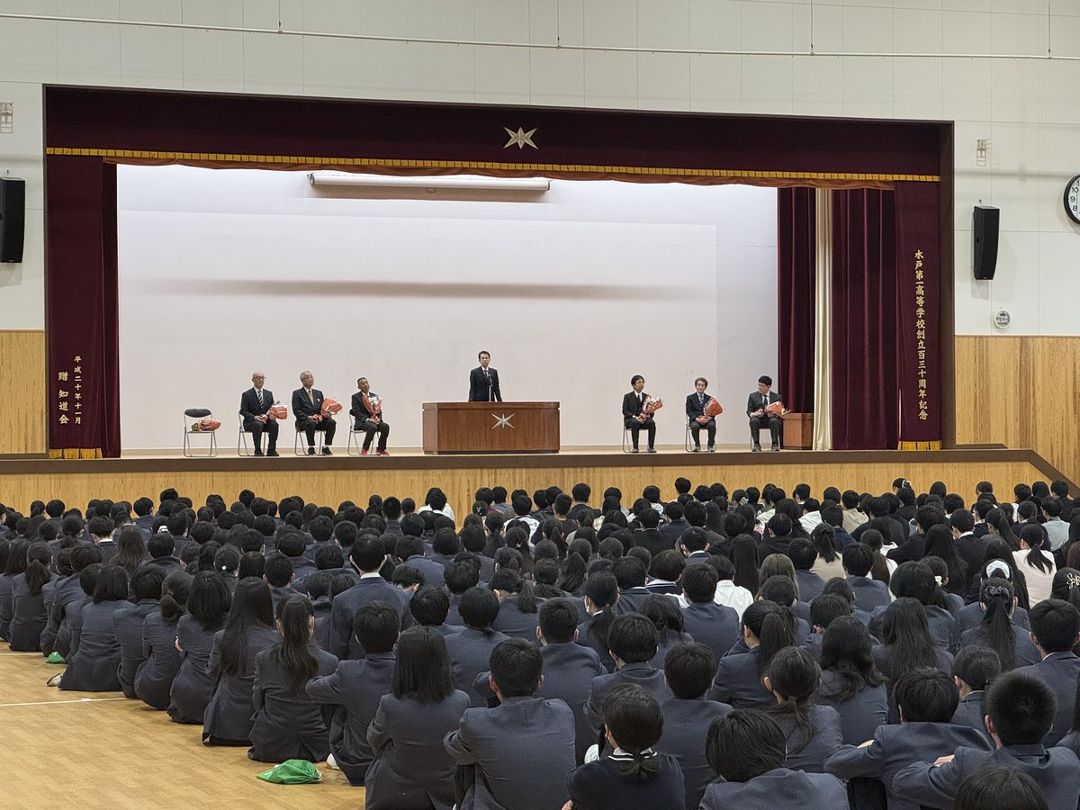 chido_kai's tweet photo. 教職員の人事異動が発表され、学校では午後に離任式が行われました。体育館前の桜も満開が近付く姿で離任される先生方を見送っていました。（桜の写真は昨夕に撮影したものです） https://t.co/bjFxYmXhaS