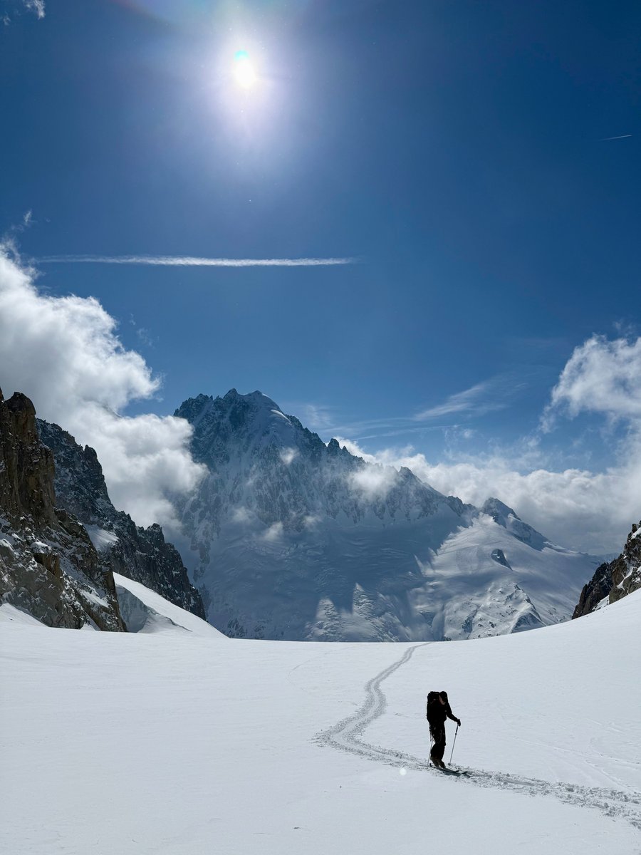 skipedia's tweet image. Flashback to last week's Ski Mountaineering 101 in #chamonix - 1800m of climbing; scrambling on crampons; rappelling with an ice axe; plus the night in an unmanned refuge 😎

Find out more in Episode 308 of The Ski Podcast, available wherever you listen to podcasts