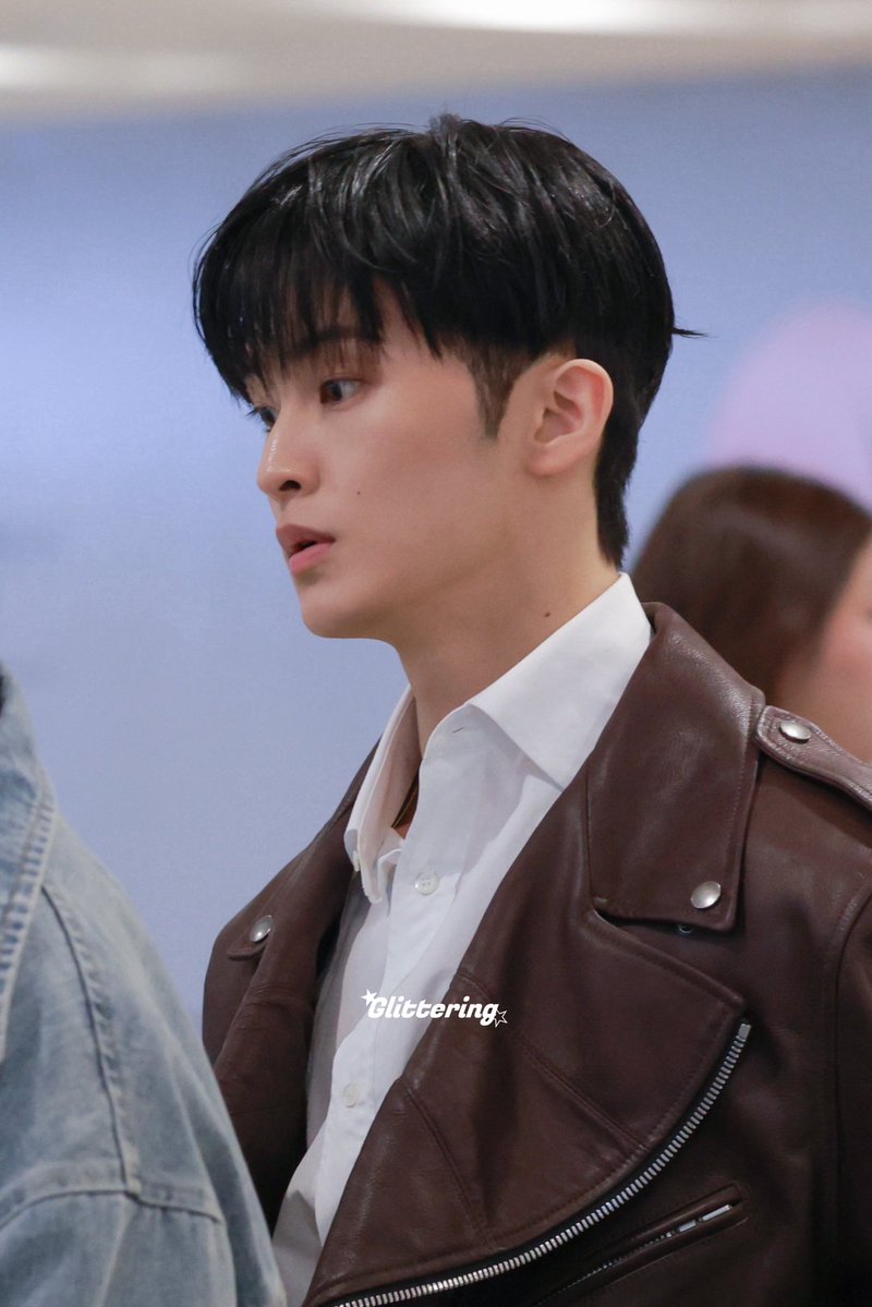 𝙂𝙡𝙞𝙩𝙩𝙚𝙧𝙞𝙣𝙜 tweet media