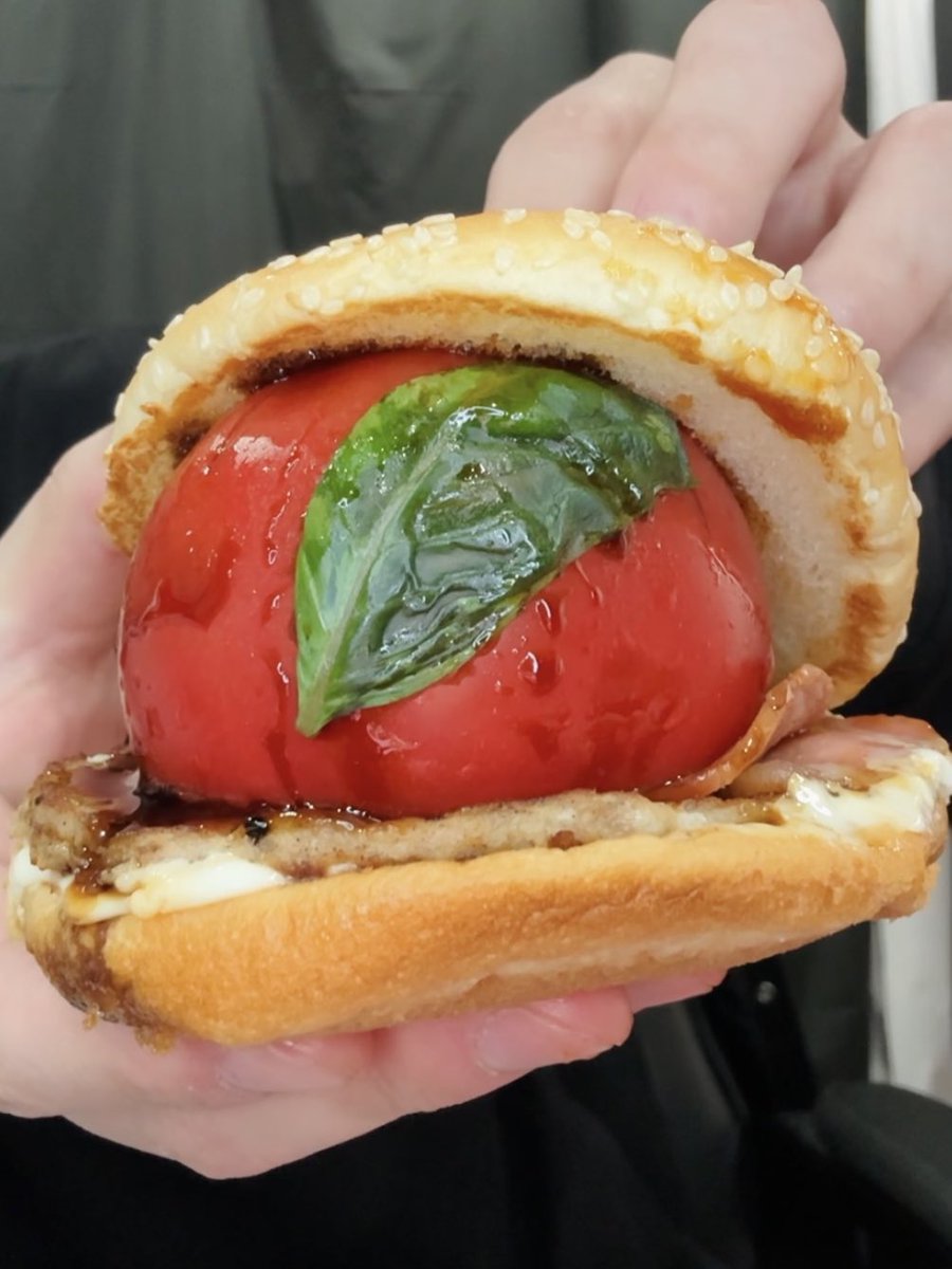 1801uk's tweet photo. 普段からエイプリルフールさながらのバーガー召喚しまくってるから嘘か本当か解らんバーガーショップ(褒め言葉) https://t.co/YvBgTCtn9U