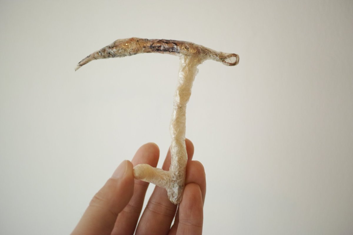 セロハンテープで作られた武器。サイズも価格もバラバラです。攻撃力、使いやすさ、デザイン性、あなたはどれを選ぶか。見た目の厳つさの割に、全て怪我の心配はありません。

明日からディスプレイ変えの為お休みです。