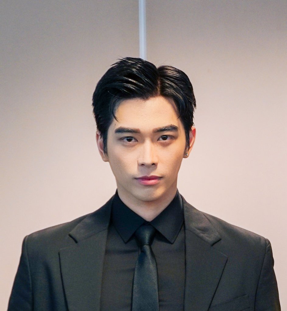 AteSheloOT5's tweet image. Ano hula niyo kung ano siya dito? 
ME: anak ng chairman at CEO siya😄

GELO TCD F1RST TAPING

#TheChambersmaidsDaughter 
#GeLex 
#BGYO_Gelo #BGYO