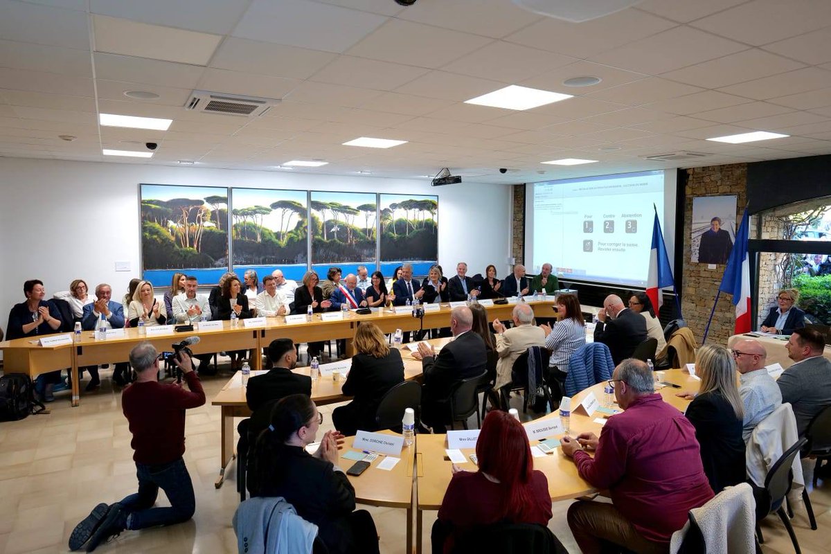 6fourslesplages's tweet photo. La séance d'installation du nouveau conseil municipal s'est tenue le 27 mars 2026, à l'hôtel de ville. À cette occasion @Boccaletti83 a été élu Maire de Six fours les plages. Cette séance a également permis d'élire les 14 adjoints. https://t.co/gQeQL45TPo