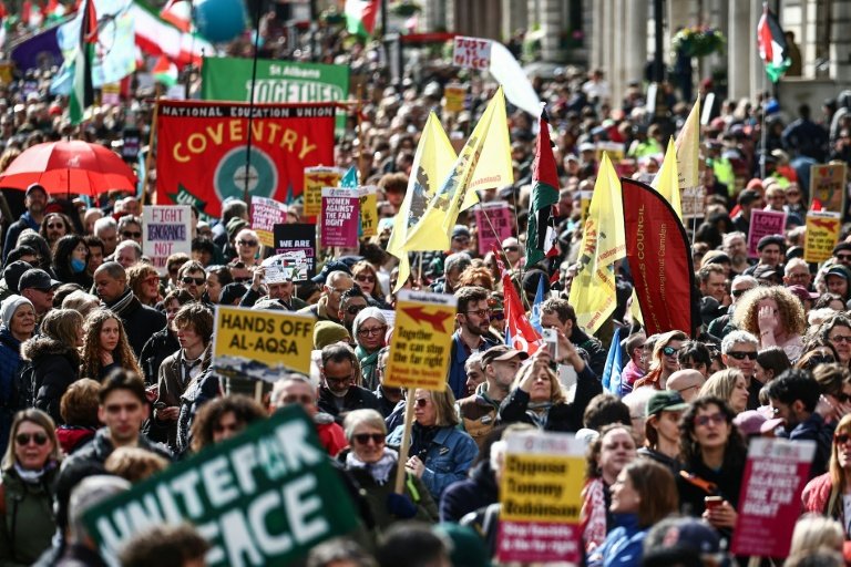 Eboxmedia1's tweet photo. @blvkghost @NeonAdejo Kindly find 2 protests in the UK &amp; Us within a week , they were started by Citizens not the church. Nigerians need to stop giving excuses. Hold the right institution accountable. https://t.co/AX91HuLMME