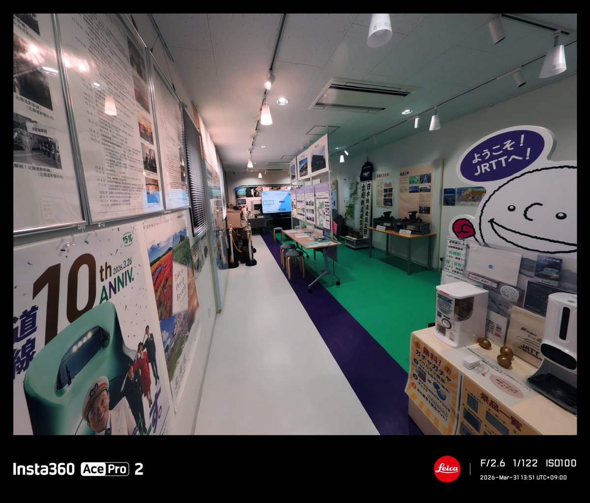 verdandi626's tweet photo. 新函館北斗駅近くにある
JRTTの広報展示スペース
｢ つながれーる道南｣を
見学してきました。
ガチャガチャで
JRTTとJALのコラボ
フライトタグを貰いました。 https://t.co/nIpeZEddVU
