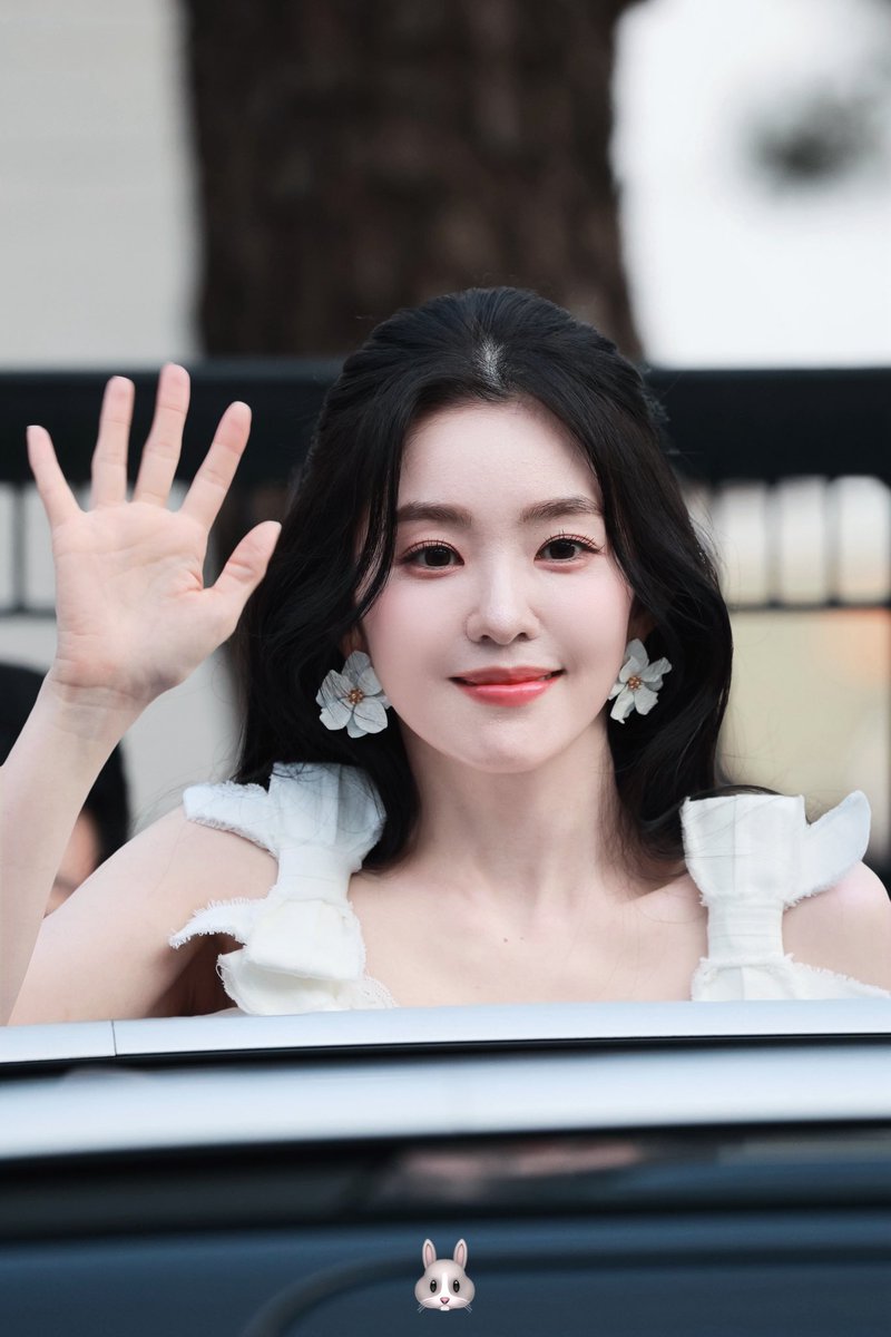 ReneBunny329's tweet photo. 260329 Biggest Fan 청음회

🌸🐰

#IRENE #아이린 https://t.co/igXeB8Hn2i