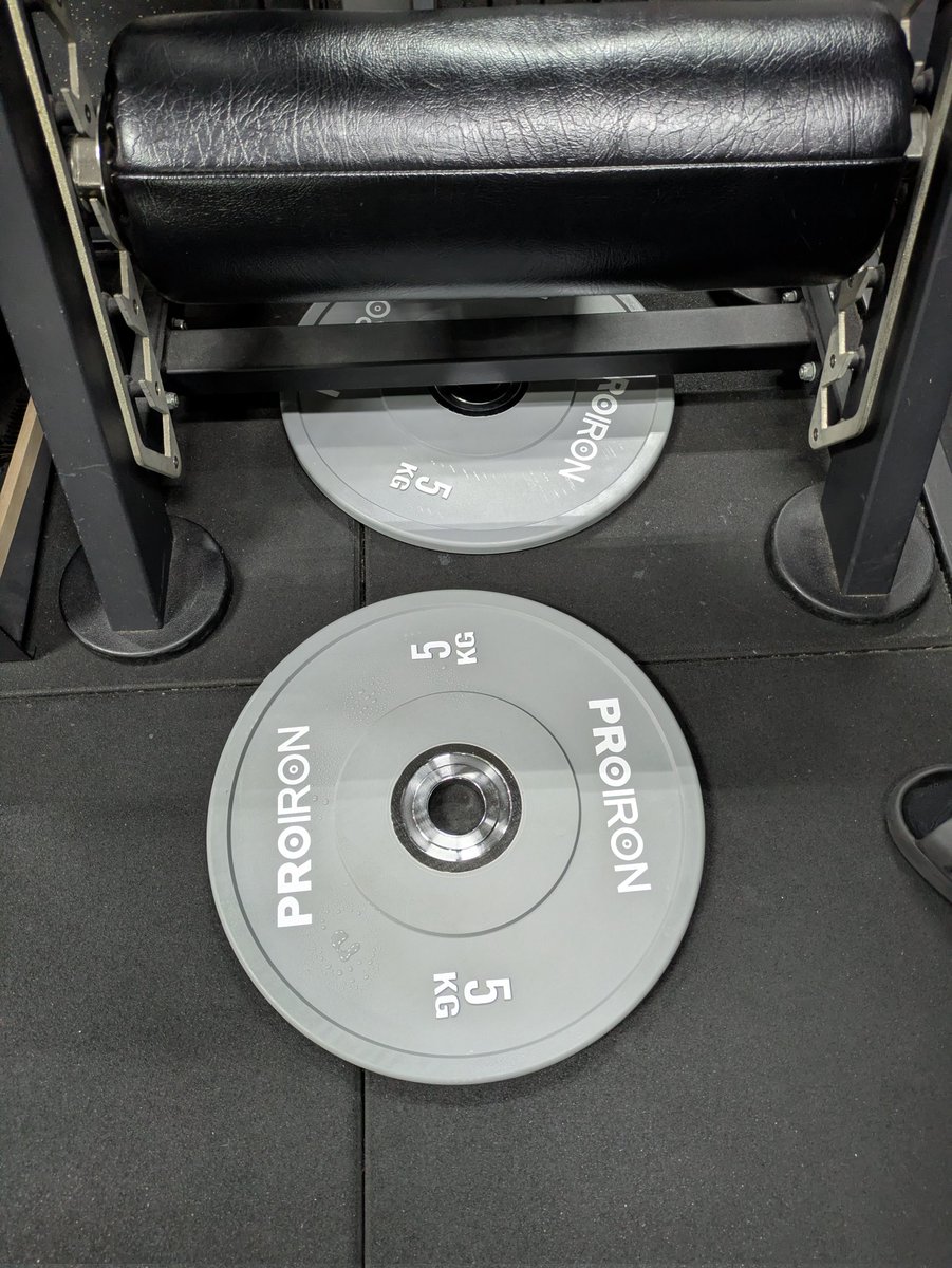GymTmk's tweet photo. TMK GYM！最新器具導入のお知らせ
​
1️⃣ 鬼バーベル（IPF公認）
​パワーリフティングの大会で採用が増えている「鬼バーベル」がついに登場。
​
2️⃣ 5KGプレート（外径45cm）
通常の20kgプレートと同じ高さがあるため、初心者の方でも床引きデッドリフトを適切なポジションより行なえます。 https://t.co/DtPKl5Gw8t