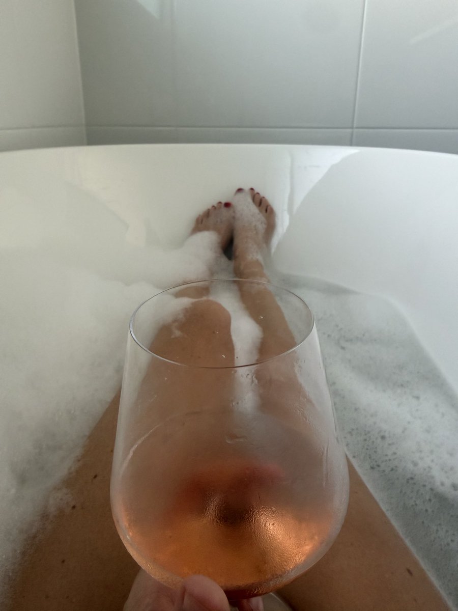 Goddess Scarlet Toehanson tweet media