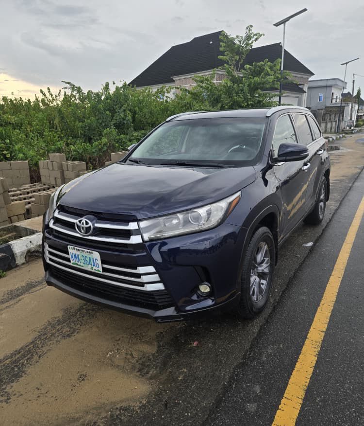 Ajayisanchez's tweet photo. AWOOF 
SHARP BELGIUM GRADE 2015/16 TOYOTA HIGHLANDER WITH EVERYTHING INTACT AND WORKING PERFECTLY 
PRICE: 19M ONLY HURRY https://t.co/ATqx8io3x9