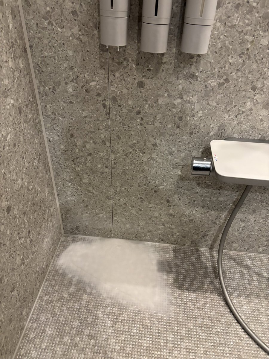 hhhhhkkka's tweet photo. ニトリのディスペンサー液漏れ酷すぎる、、全部無くなった、、 https://t.co/Go4CWWSW4Z