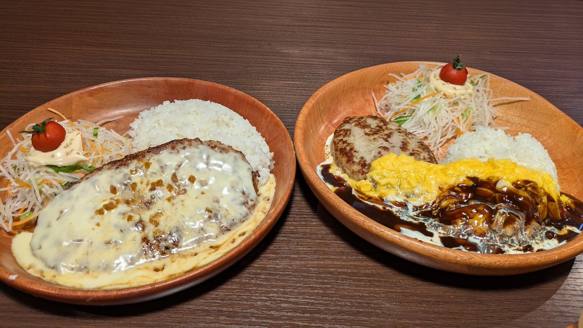 今日のランチは、
中2&amp;高2姉妹（最後の日）と一緒にビックリドンキーへ
見事に完食😆
300ｸﾞﾗﾑと150ｸﾞﾗﾑ
（見た目の差が
凄い）
300はどちらが食べたのでしょう😏