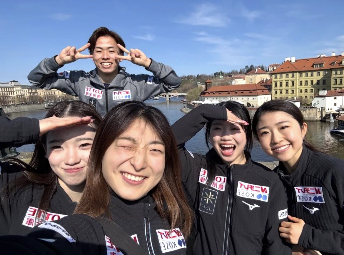 chloé 🌙 tweet media